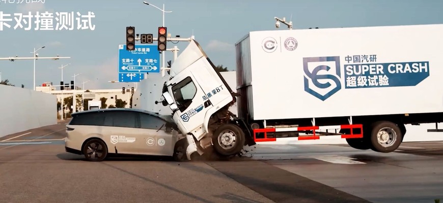 Môžu byť ťažké elektromobily nebezpečné pre nákladné autá? Tento test to naznačuje!