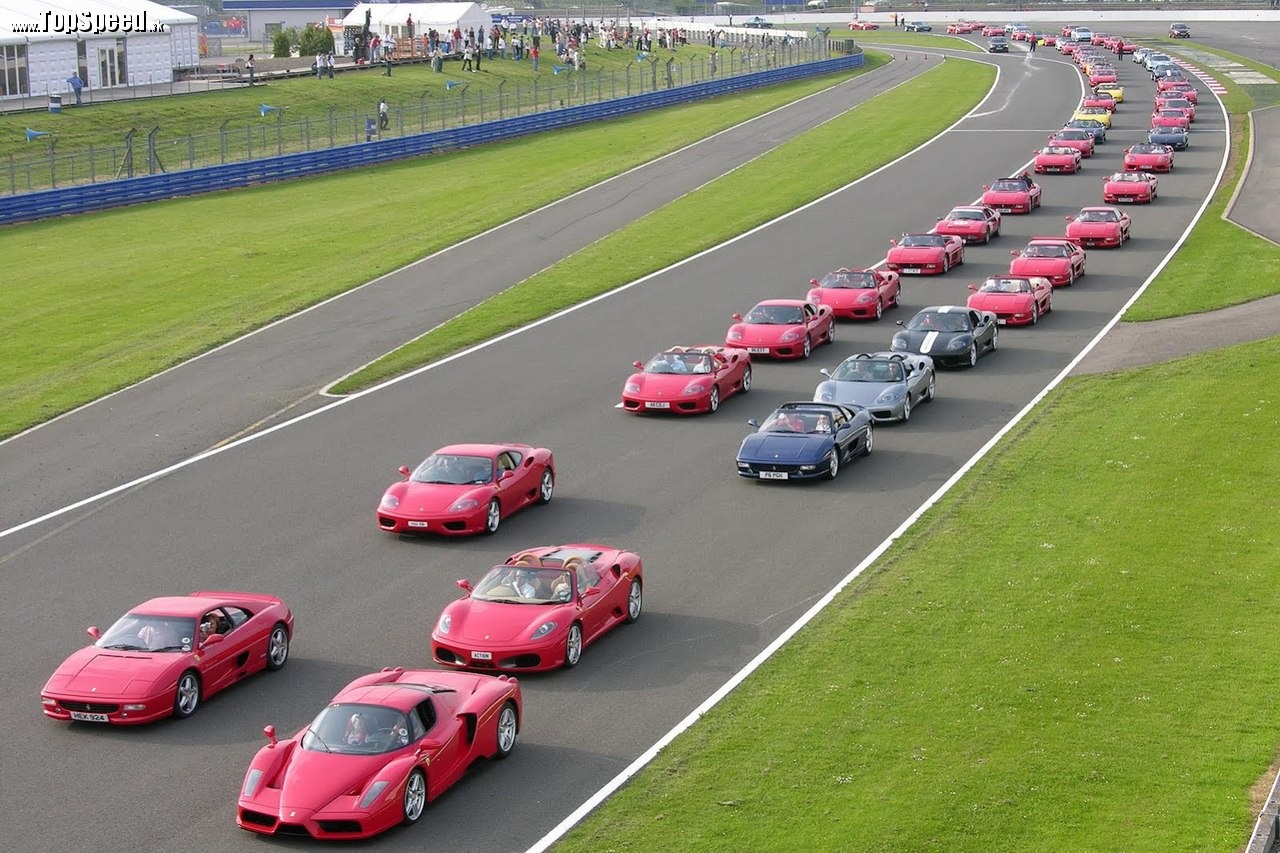 Predstavte si tú kolónu, kde bude rovno 1000 kusov Ferrari. Rád by som v nej uviazol na niekoľko hodín.