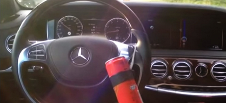 Špičkový autonómny Distronic+ v Mercedese S haknutý plechovkou
