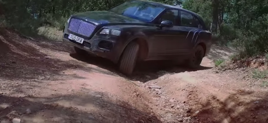 Bentley Bentayga sa v teréne nestratí