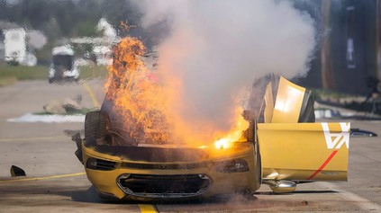 Poisťovňa zinscenovala nehodu Tesly v štýle Kobry 11, teraz sa ospravedlňuje, že to prehnala