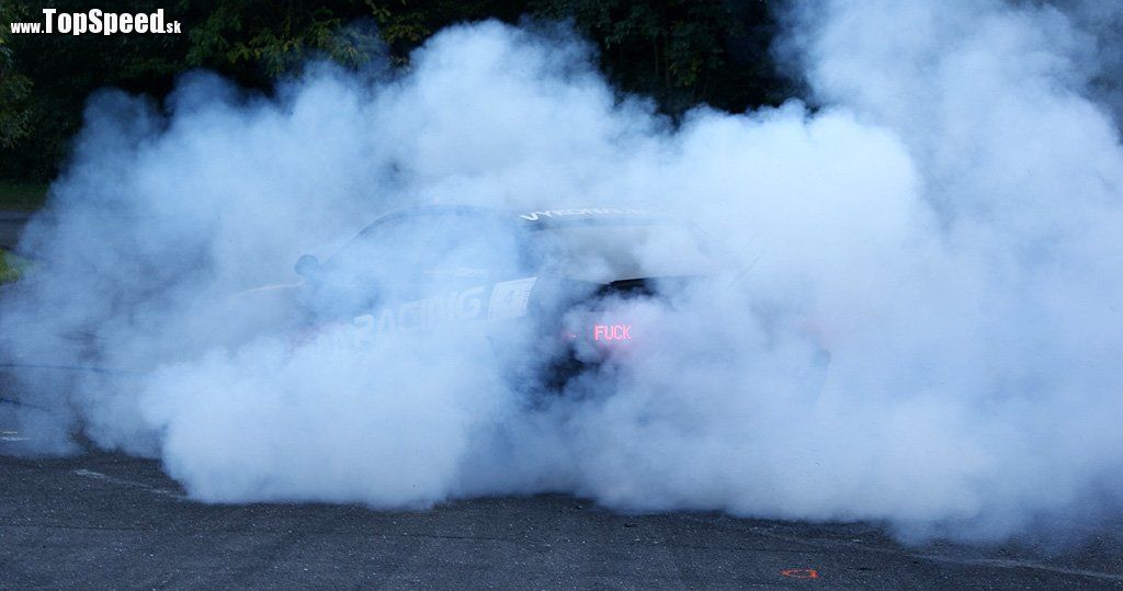 Show ako má byť, od začiatku až po koniec. Všimnite si ten jemný detail na ľavom zadnom svetle...