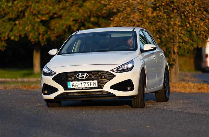TEST HYUNDAI I30 1.5 DPI: BEZ PREPĹŇANIA, BEZ ELEKTROMOTORA A S NEPRIAMYM VSTREKOM