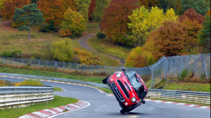 ČÍŇAN PREŠIEL NÜRBURGRING NA DVOCH KOLESÁCH A STANOVIL REKORD!