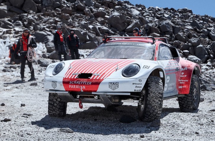 PORSCHE PRIPRAVUJE ZÁKAZNÍKOV NA TERÉNNU 911, PROTOTYPY V ČILE VYŠPLHALI DO VÝŠKY 6007 M