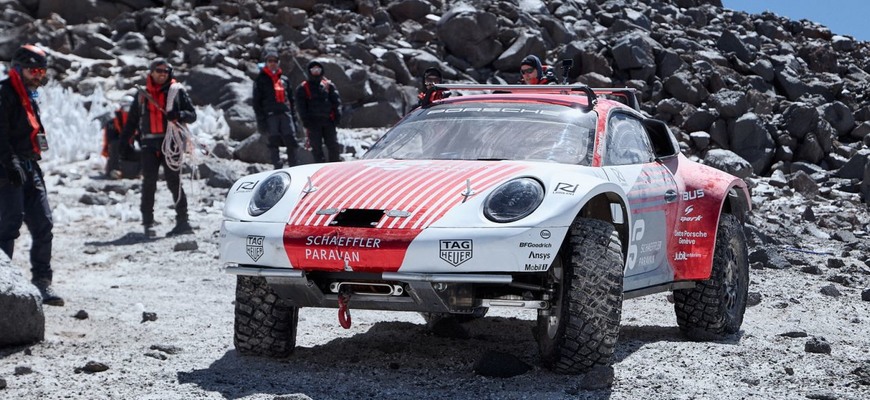 Porsche pripravuje zákazníkov na terénnu 911, prototypy v Čile vyšplhali do výšky 6007 m
