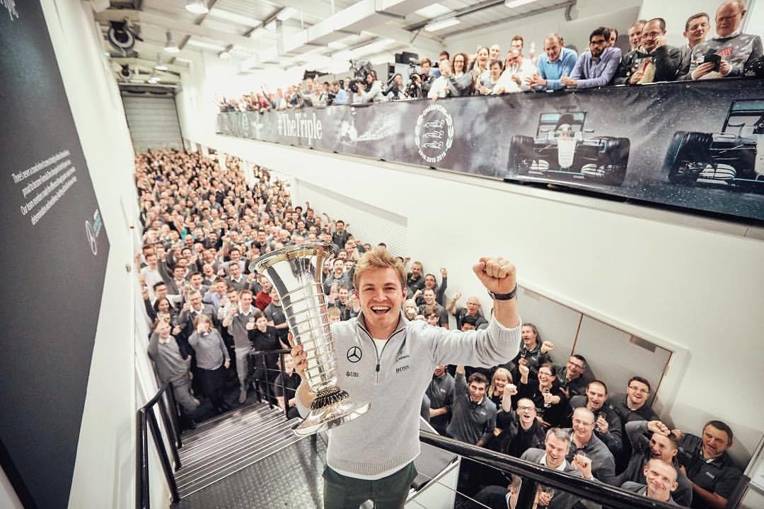 Nico Rosberg získal titul Majstra Sveta F1 a ukončil kariéru