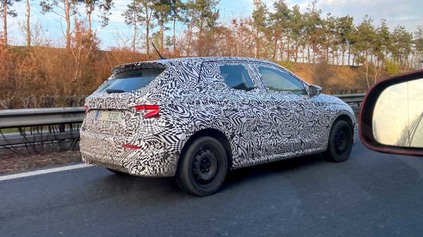 Nová Škoda Fabia IV už jazdí v premávke. Nachytali len hatchback, combi príde s meškaním