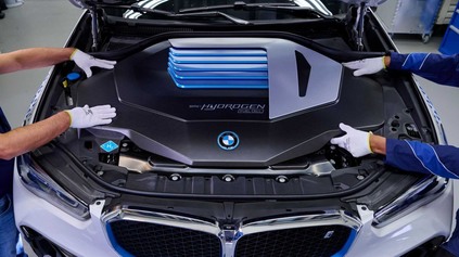 BMW sa skutočne vydáva aj vodíkovou cestou. Nemci spustili produkciu modelu iX5 Hydrogen