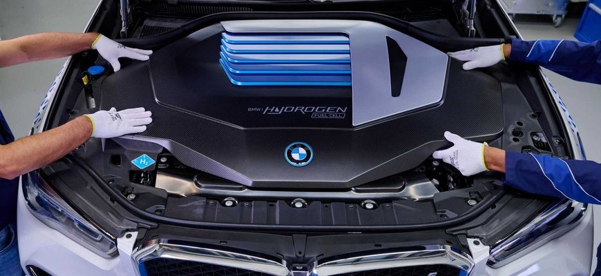 BMW sa skutočne vydáva aj vodíkovou cestou. Nemci spustili produkciu modelu iX5 Hydrogen