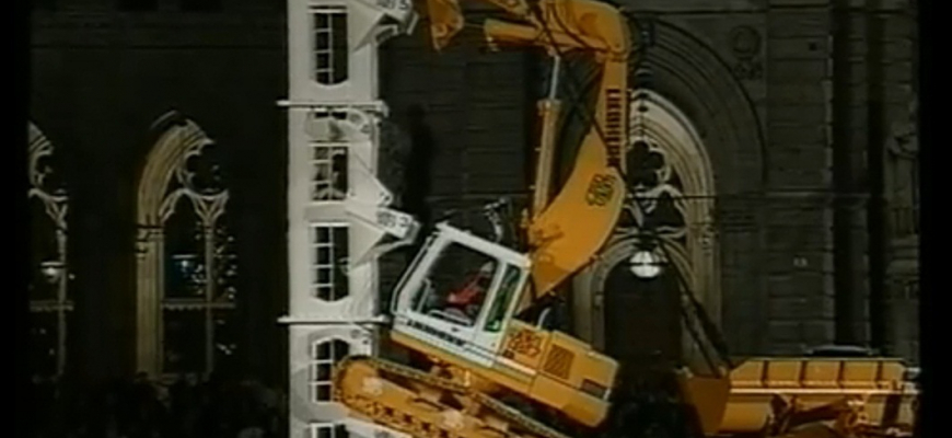 VIDEO: 15 tonový bager lezie na 15 metrovú vežu. Doslova!