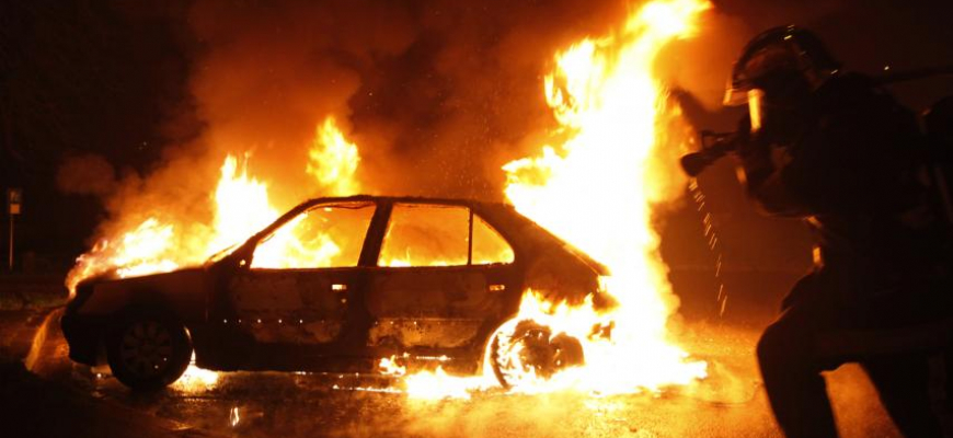 Vo Francúzsku počas novoročných osláv podpálili takmer 1000 áut