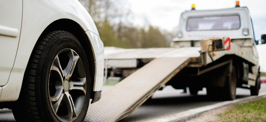 Odťah auta zo zahraničia môže byť drahší, než auto samotné. Oplatí sa cestovné poistenie?