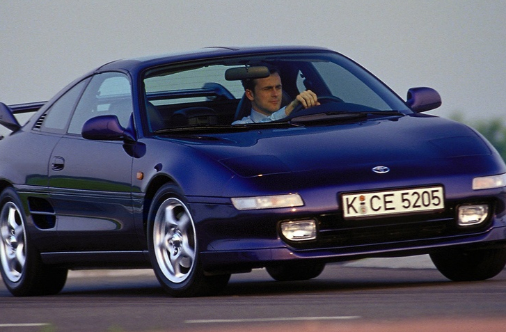 Toyota MR2 druhej generácie (SW20) má design odolávajúci času takmer dokonale. Povedali by ste, že toto auto bolo navrhnuté koncom 80tich rokov?