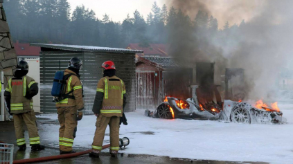 Tesla Model S zhorela v Nórsku pri nabíjaní do tla