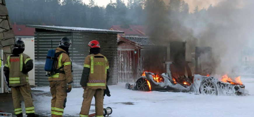 Tesla Model S zhorela v Nórsku pri nabíjaní do tla