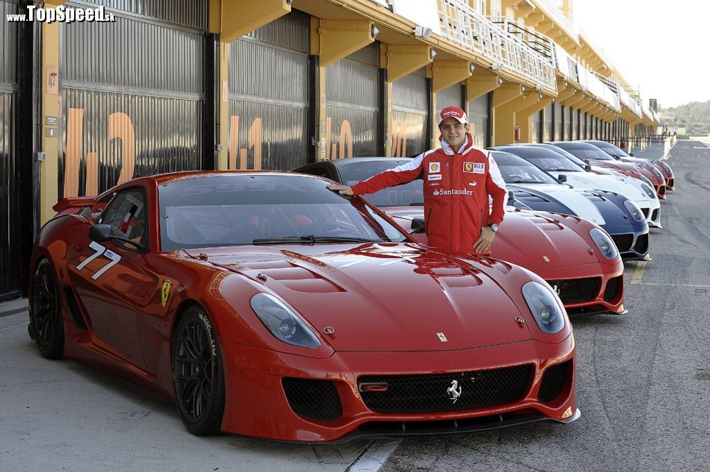 Felipe Massa  odovzdal osobne zákazníkom ich nové Ferrari 599XX