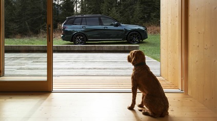 MÁTE RADI PSOV? PRÁVE PRE VÁS JE TU EDÍCIA BMW X7 S EBENOVÝM DREVOM V KUFRI