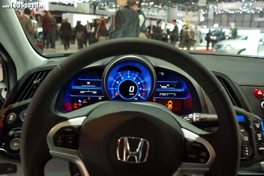 Honda CR-Z a jej interiér. Presne ako v poslednom Civicu, aj tu máte pocit, že sedíte v kozmickej lodi...