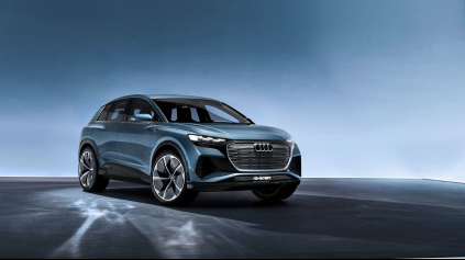 ELEKTROMOBIL AUDI Q4 E-TRON DOPĹŇA RASTÚCU RODINU ÁUT S KÁBLOM