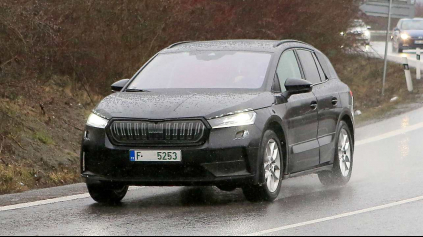 Elektrická Škoda Enyaq neunikla fotografom. Fabrika ju neustriehla