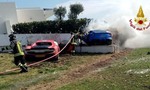 Pouličné preteky dvoch Ferrari ukončila hrozivá nehoda ako z filmu. Jedno z nich zhorelo do tla