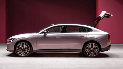 NOVÉ VOLVO ES90 DETAILNE. Z KLASICKÉHO SEDANU JE PRAKTICKEJŠÍ LIFTBACK, ALE S MALÝM KUFROM