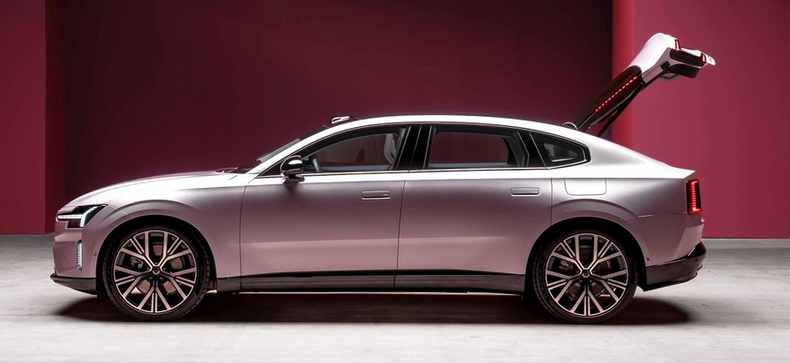 Nové Volvo ES90 detailne. Z klasického sedanu je praktickejší liftback, ale s malým kufrom