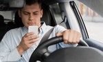 Mobil v ruke vodiča je nebezpečnejší než byť pod vplyvom