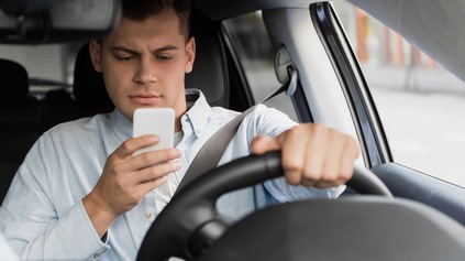 MOBIL V RUKE VODIČA JE NEBEZPEČNEJŠÍ NEŽ BYŤ POD VPLYVOM