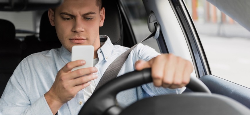 Mobil v ruke vodiča je nebezpečnejší než byť pod vplyvom