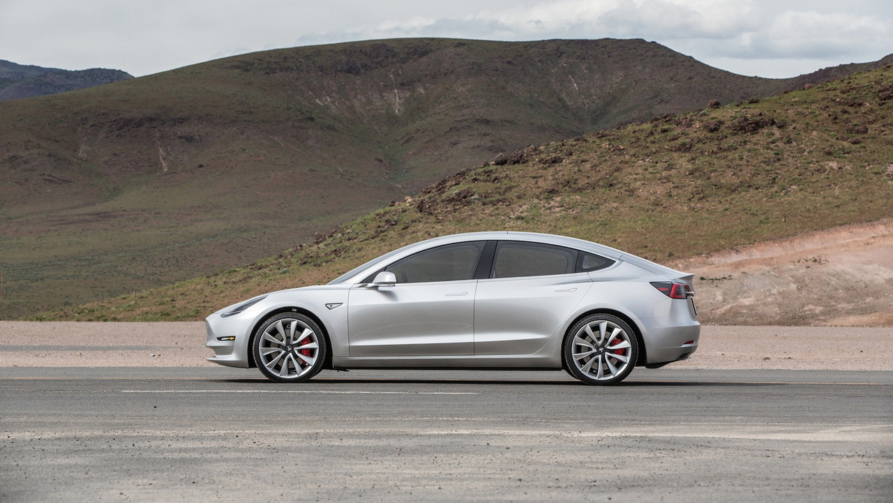 Tesla sa bojí, že Model 3 ohrozí predaje Modelu S