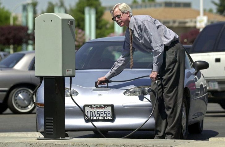 ROVNAKÉ PREKÁŽKY PRE MASOVÉ ROZŠÍRENIE ELEKTROMOBILITY TRVAJÚ AJ PO 20 ROKOCH