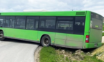 Bláznivý autobusár netušil, kde je brzda a plyn. Trikrát zišiel z cesty, na pomoc vyrazil traktor