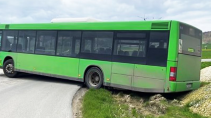 BLÁZNIVÝ AUTOBUSÁR NETUŠIL, KDE JE BRZDA A PLYN. TRIKRÁT ZIŠIEL Z CESTY, NA POMOC VYRAZIL TRAKTOR