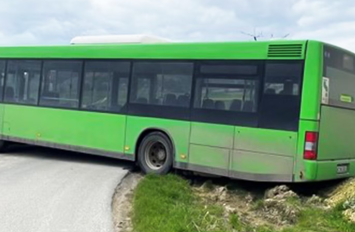 BLÁZNIVÝ AUTOBUSÁR NETUŠIL, KDE JE BRZDA A PLYN. TRIKRÁT ZIŠIEL Z CESTY, NA POMOC VYRAZIL TRAKTOR