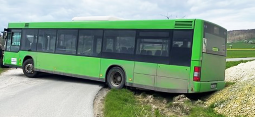 Bláznivý autobusár netušil, kde je brzda a plyn. Trikrát zišiel z cesty, na pomoc vyrazil traktor