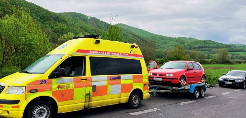 Sanitka ako odťahovka? Policajti neverili čo viezla na diaľnici