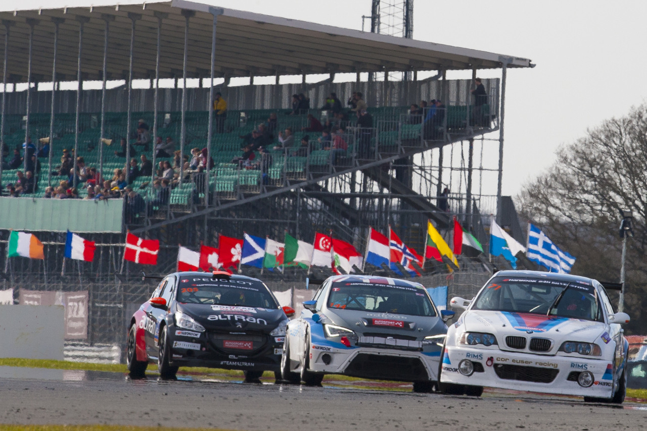 24h cestovných automobilov mieri na Slovakia Ring