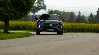 TEST PEUGEOT 408 GT 1.6 HYBRID E-EAT8 – BARÁNOK VO VLČOM RÚCHU