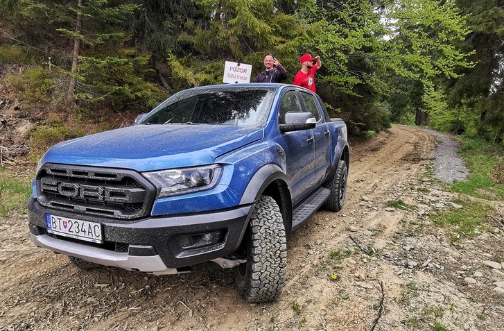 TEST FORD RANGER RAPTOR: VÝBORNÝ S VÝHRADOU