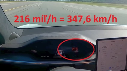 Hacknutá Tesla Model S Plaid zvláda bez obmedzovača 350 km/h. Radšej to ale neskúšajte