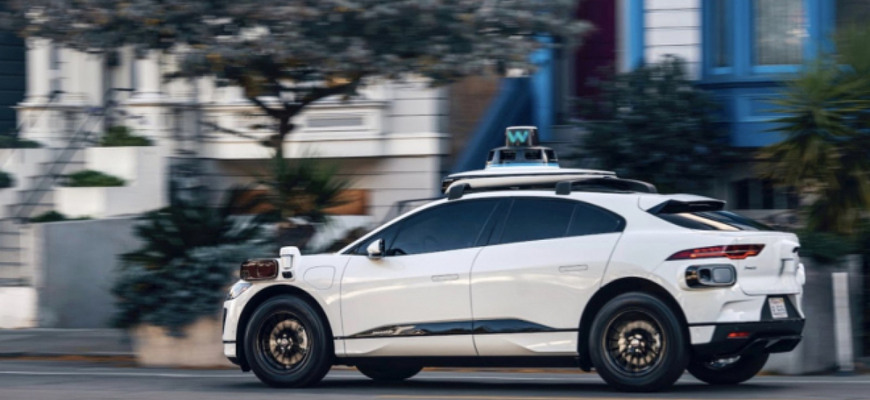 Waymo zvoláva tisíce robotaxíkov. Ak si autonómne autá neporadia v USA, čo ich čaká v Bratislave?