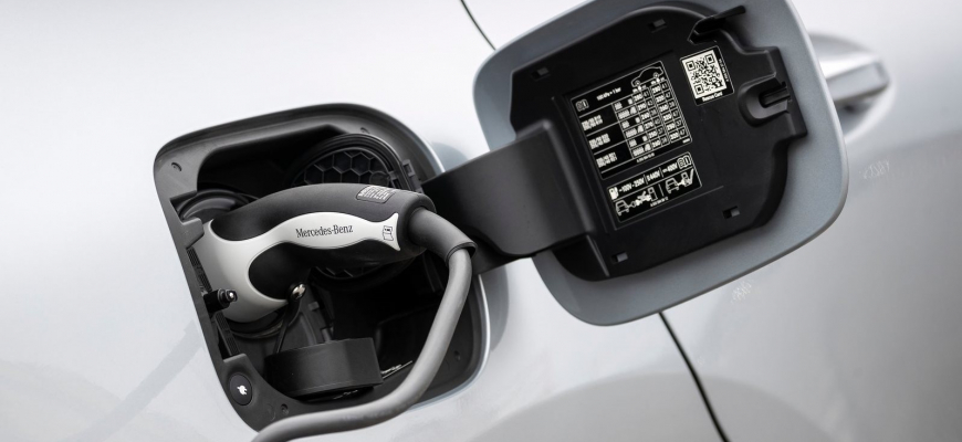 Elektromobilita je budúcnosť, chvíľu to však ešte potrvá, hovorí bývalý šéf Mercedesu Dieter Zetsche