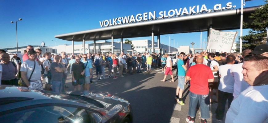 Min. zdravotníctva žiada od odborov VW Slovakia odvody za štrajk