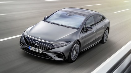 NOVÝ MERCEDES-AMG EQS 53 4MATIC+ DOSTAL 761 ELEKTRICKÝCH KONÍ. STOVKU DÁ ZA 3,4 SEKUNDY