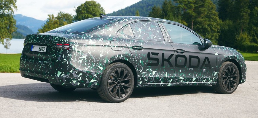 Potvrdené! Nová Škoda Superb dorazí na rozdiel od VW Passat aj ako lifback. Máme prvé fotky