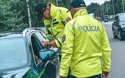 Musím policajtovi otvoriť kufor? Pri bežnej kontrole nemôže auto prehľadávať bez dôvodu