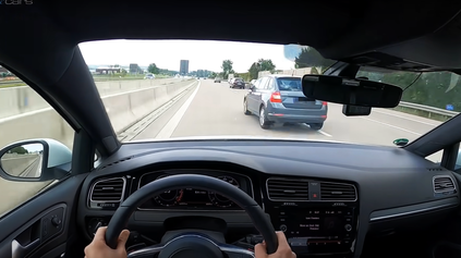 Kto je na vine? VW Golf GTI narazil na Autobahne do Škody Rapid v rýchlosti okolo 240 km/h