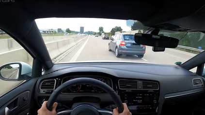 KTO JE NA VINE? VW GOLF GTI NARAZIL NA AUTOBAHNE DO ŠKODY RAPID V RÝCHLOSTI OKOLO 240 KM/H